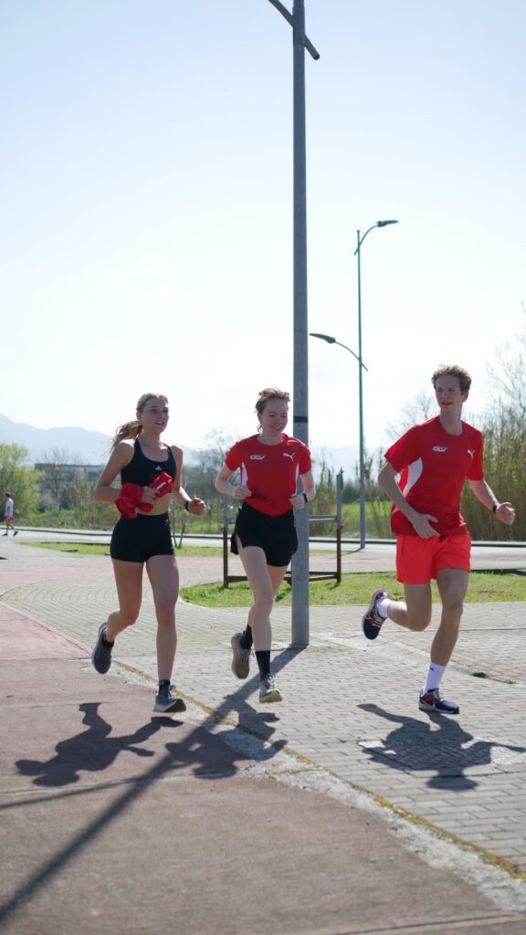 Arrivederci ai Mondiali di corsa campestre Fisu: tre atleti durante la gara