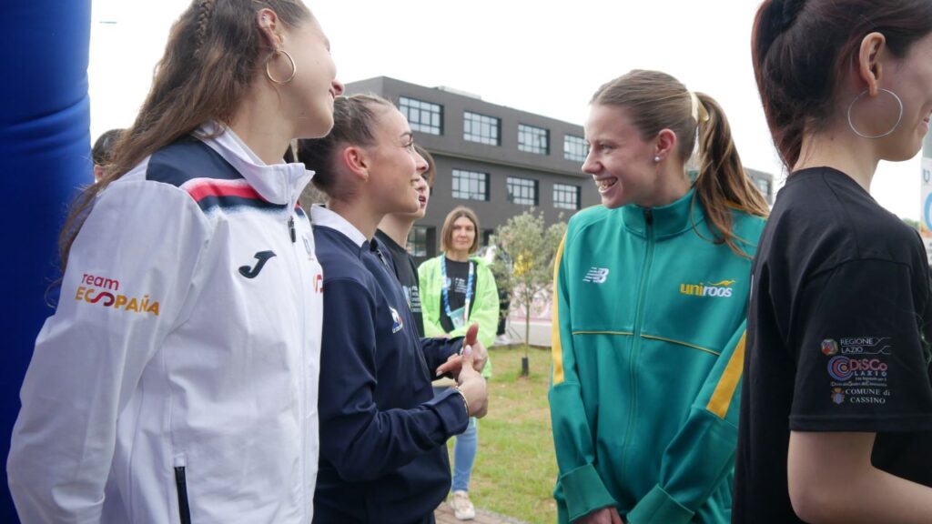 Arrivederci ai Mondiali di corsa campestre Fisu: delle atlete-studentesse dialogano durante una pausa