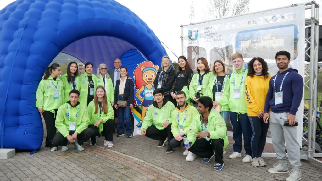 Arrivederci ai Mondiali di corsa campestre Fisu: gli atleti insieme al Rettore, Marco Dell'Isola