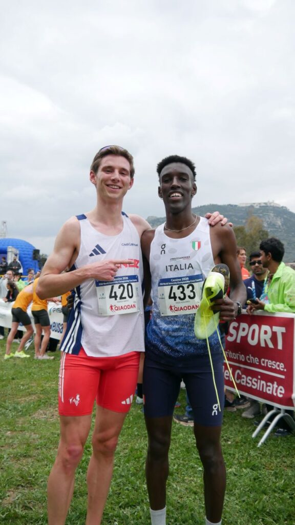 Arrivederci ai Mondiali di corsa campestre Fisu: due atleti di nazionalità diversa abbracciati