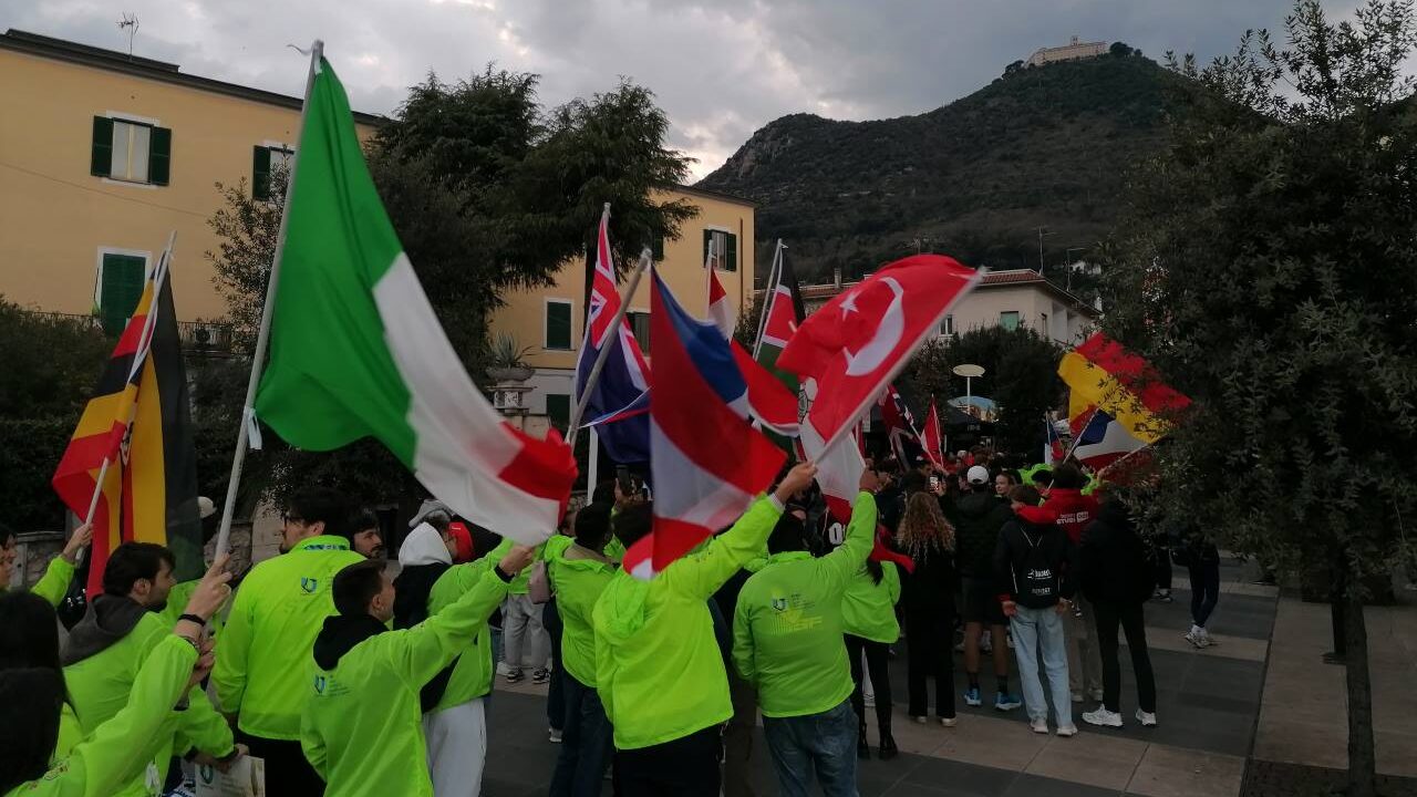 Arrivederci ai Mondiali di corsa campestre Fisu: un gruppo di atleti con le bandiere di diversi paesi