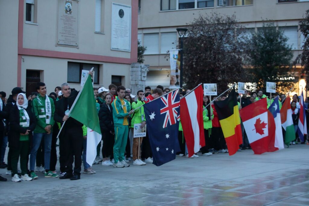 Arrivederci ai Mondiali di corsa campestre Fisu: la cerimonia di chiusura, gli atleti con le bandiere dei diversi paesi