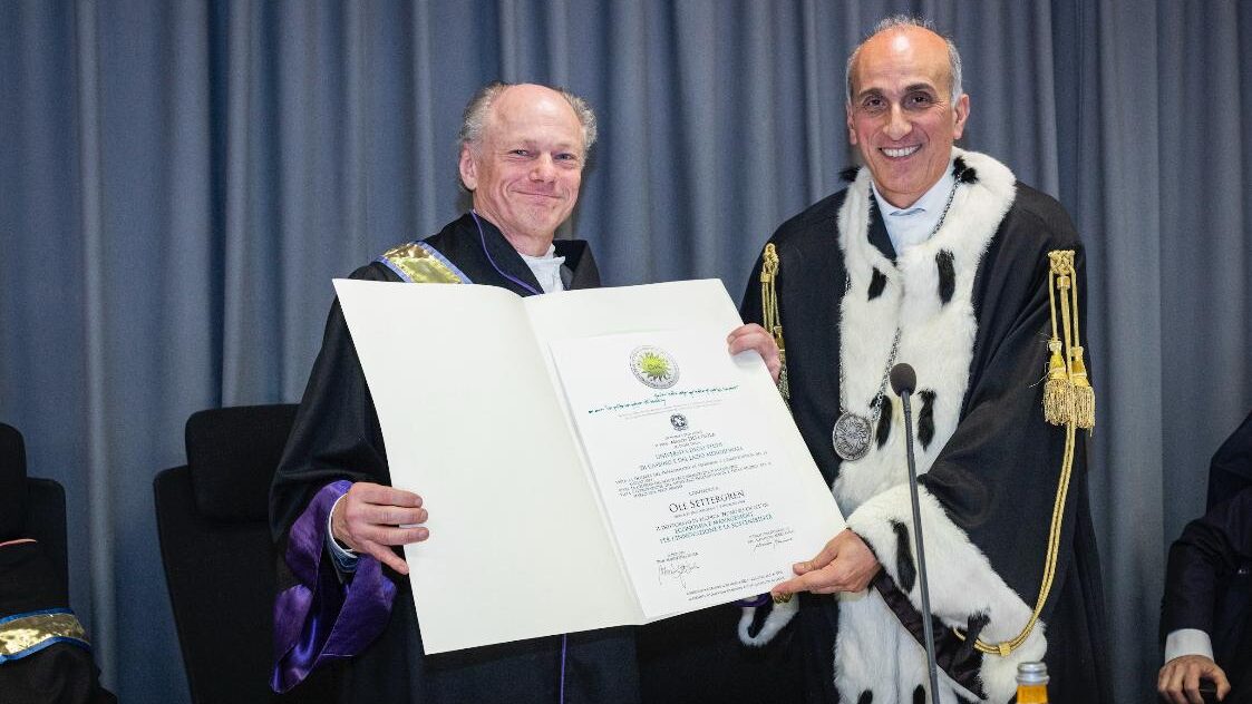 Ole Settergren riceve il Dottorato Honoris Causa dal Rettore di Unicas, Marco Dell'Isola