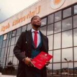 Charles Yeboah Baffour nel giorno della sua laurea, con la tesi in mano all'esterno dell'Ateneo