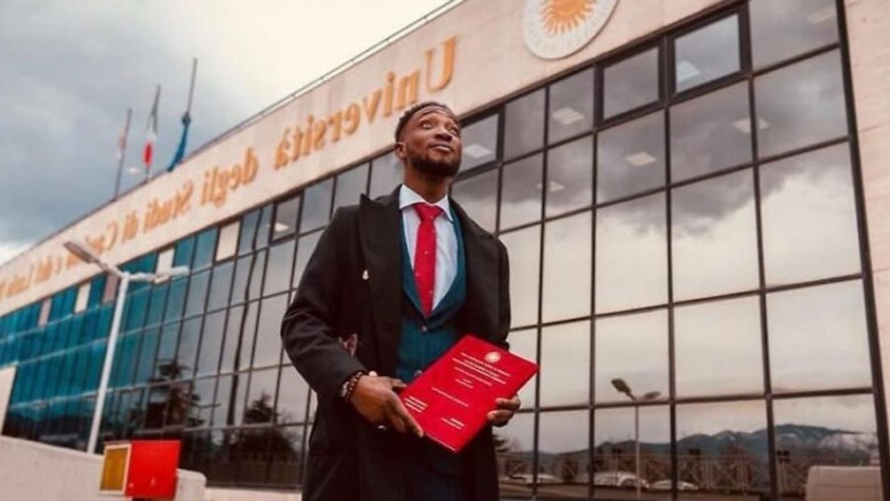 Charles Yeboah Baffour nel giorno della sua laurea, con la tesi in mano all'esterno dell'Ateneo