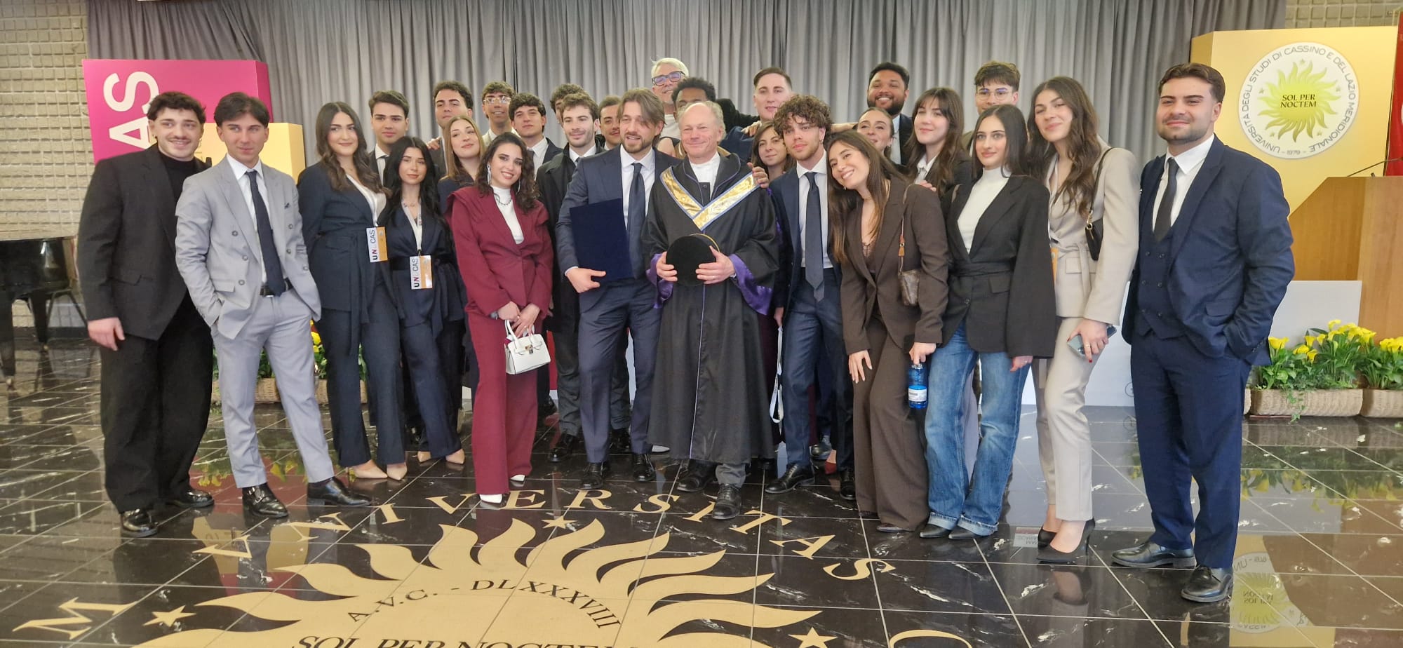 Ole Settergren, l’economista svedese che ha rivoluzionato i sistemi pensionistici: alcuni studenti insieme a Ole Settergren