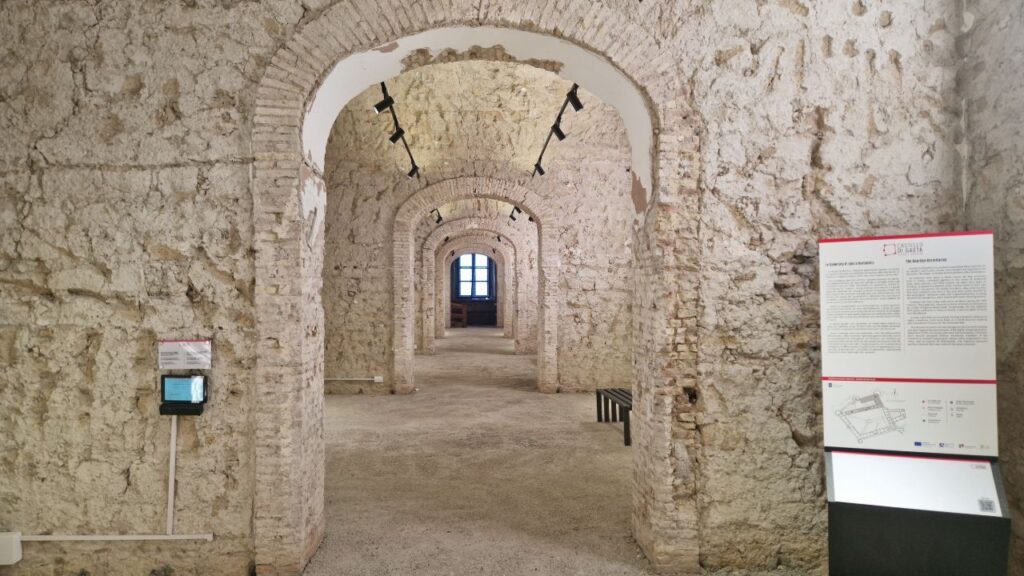 Unicas al Castello di Gaeta, trent’anni di rinascita fra memoria, inclusione e ricerca: una camerata con i pannelli esplicativi