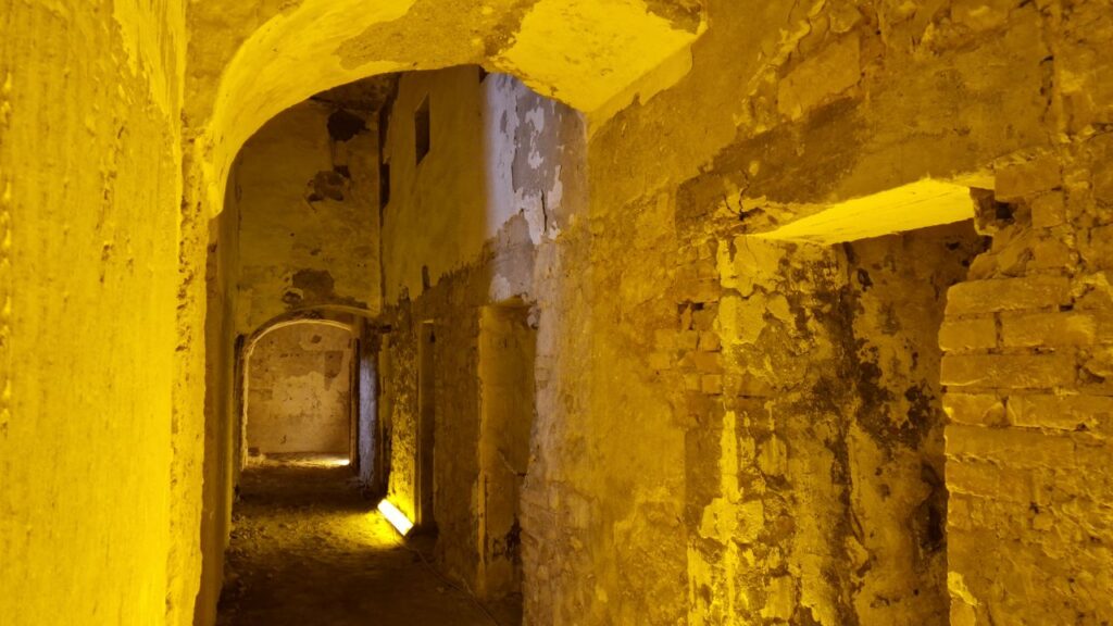 Unicas al Castello di Gaeta, trent’anni di rinascita fra memoria, inclusione e ricerca: il corridoio delle celle borboniche