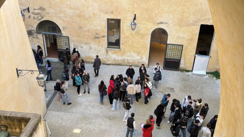 Unicas al Castello di Gaeta, trent’anni di rinascita fra memoria, inclusione e ricerca: Una "passeggiata patrimoniale" nel cortile