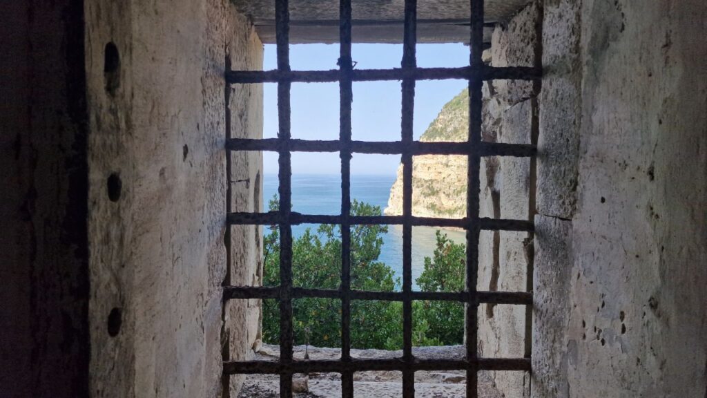 Unicas al Castello di Gaeta, trent’anni di rinascita fra memoria, inclusione e ricerca: Un grata nelle celle piemontesi