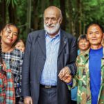 Carlin Petrini durante il Congresso Internazionale in Anren, Cina, insieme ad alcuni abitanti del posto