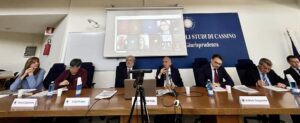 All'incontro con Silvia Calamandrei hanno partecipato Luigi Di Santo (presidente del Corso di Laurea Magistrale in Giurisprudenza), Elena Bindi (Università di Siena), Paolo Borgna (presidente Istoreto), il dottor Giulio Donzelli, Vannino Chiti (presidente dell'Isrt), Marco Dell’Isola (Rettore di Unicas) e Raffaele Trequattrini (direttore del Dipartimento di Economia e Giurisprudenza di Unicas