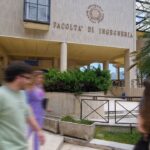 Unicas, l'ingresso del Dipartimento di ingegneria con alcuni studenti che passano