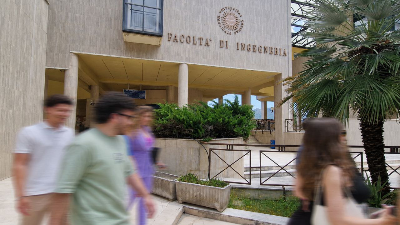 Unicas, l'ingresso del Dipartimento di ingegneria con alcuni studenti che passano