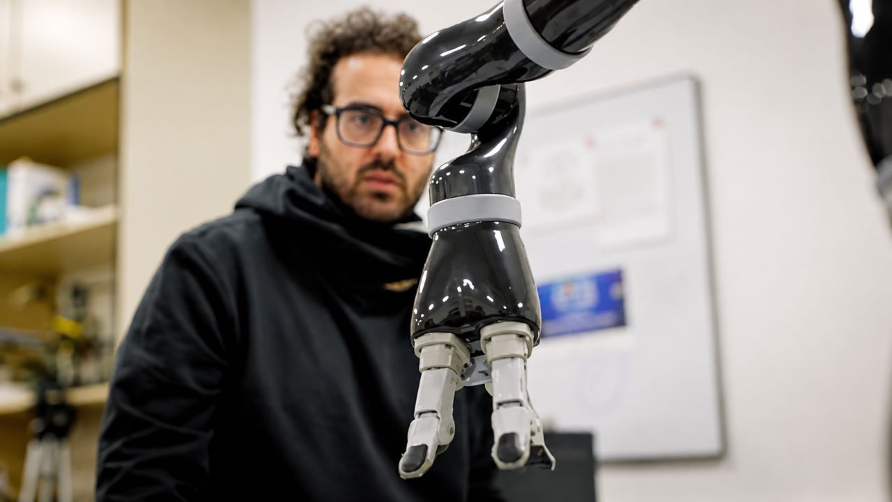 L'offerta del Diei di Unicas fra digitale, energia e salute: uno studente lavora con il braccio di un robot