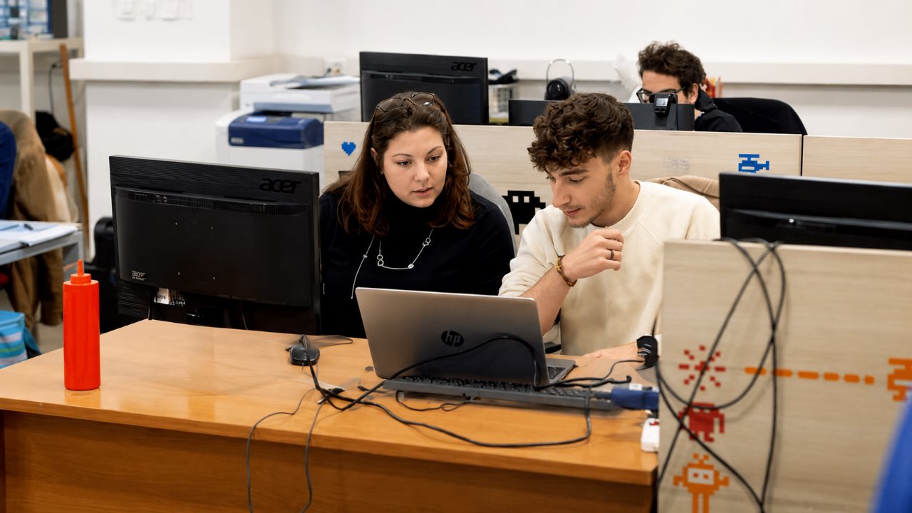 L'offerta del Diei di Unicas fra digitale, energia e salute: due studenti lavorano insieme al computer