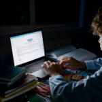 Diritto alla disconnessione: un ragazzo difronte al computer con il registro elettronico di notte