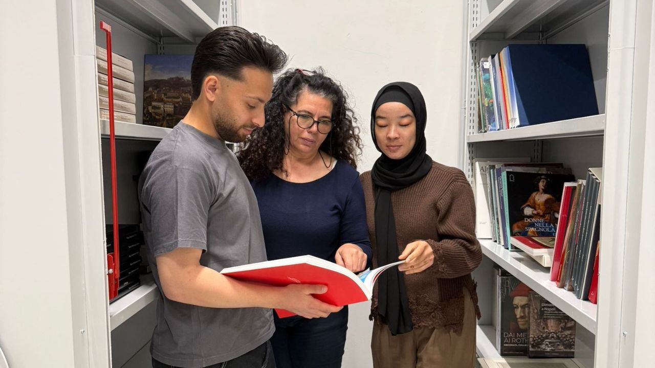 Un momento della catalogazione dei volumi donati alla Biblioteca umanistica Giorgio Aprea di Unicas da Gallerie d'Italia