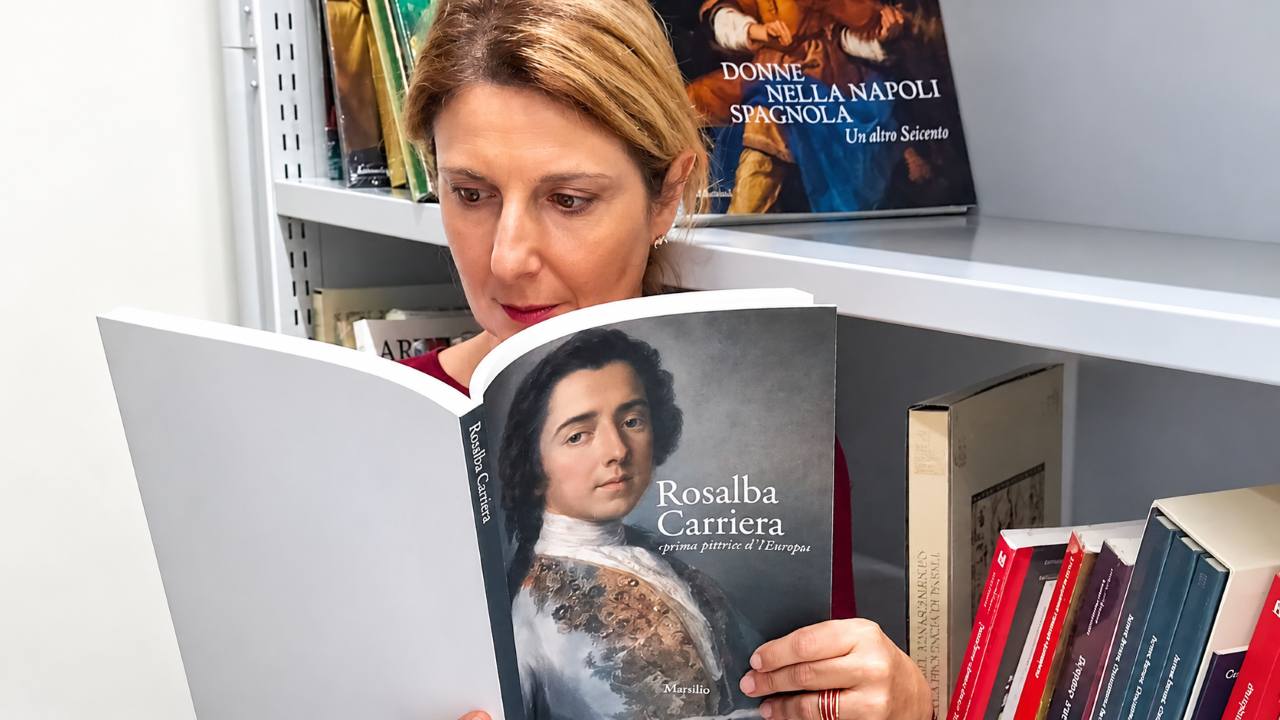Un momento della catalogazione dei volumi donati alla Biblioteca umanistica Giorgio Aprea di Unicas da Gallerie d'Italia