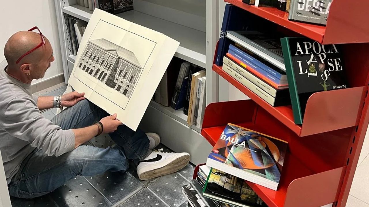 Un momento della catalogazione dei volumi donati alla Biblioteca umanistica Giorgio Aprea di Unicas da Gallerie d'Italia