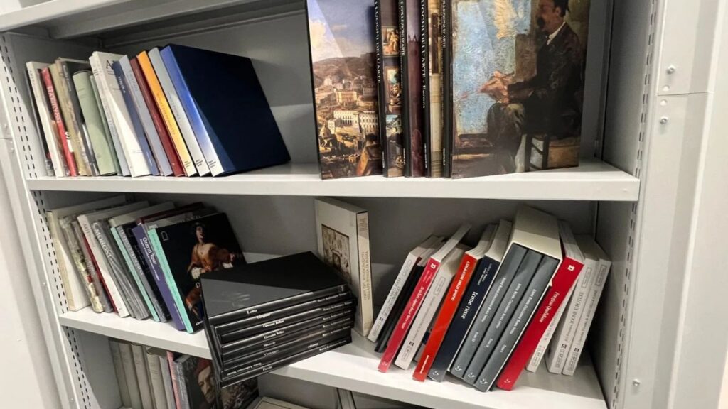 Un momento della catalogazione dei volumi donati alla Biblioteca umanistica Giorgio Aprea di Unicas da Gallerie d'Italia