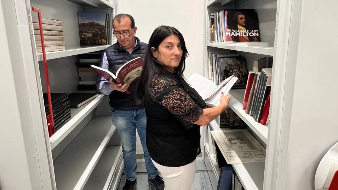 Un momento della catalogazione dei volumi donati alla Biblioteca umanistica Giorgio Aprea di Unicas da Gallerie d'Italia