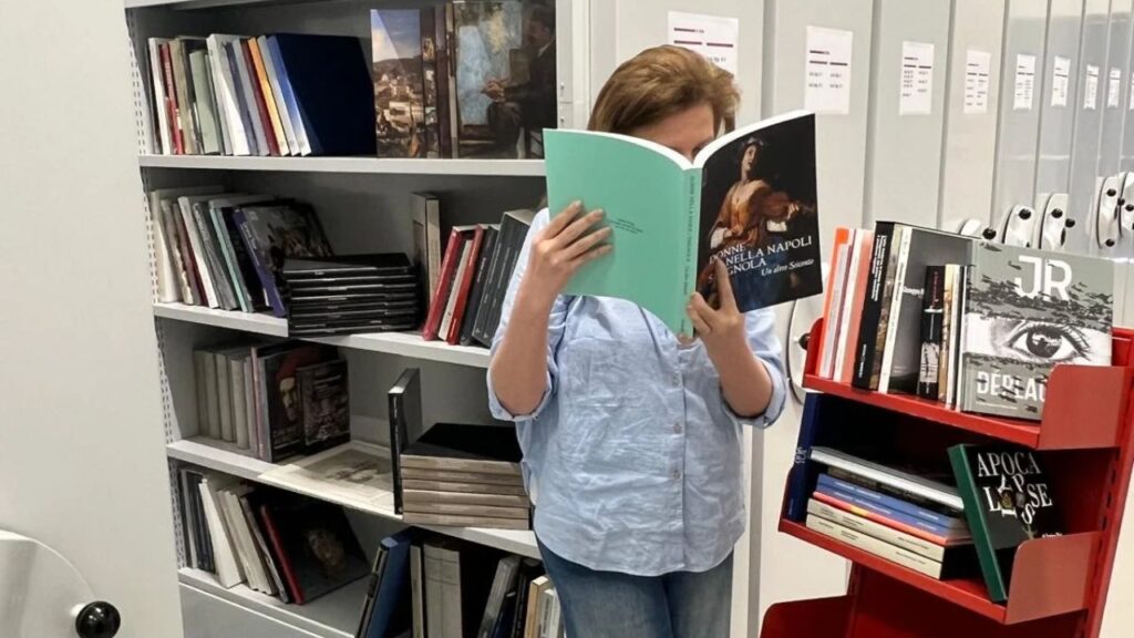 Un momento della catalogazione dei volumi donati alla Biblioteca umanistica Giorgio Aprea di Unicas da Gallerie d'Italia
