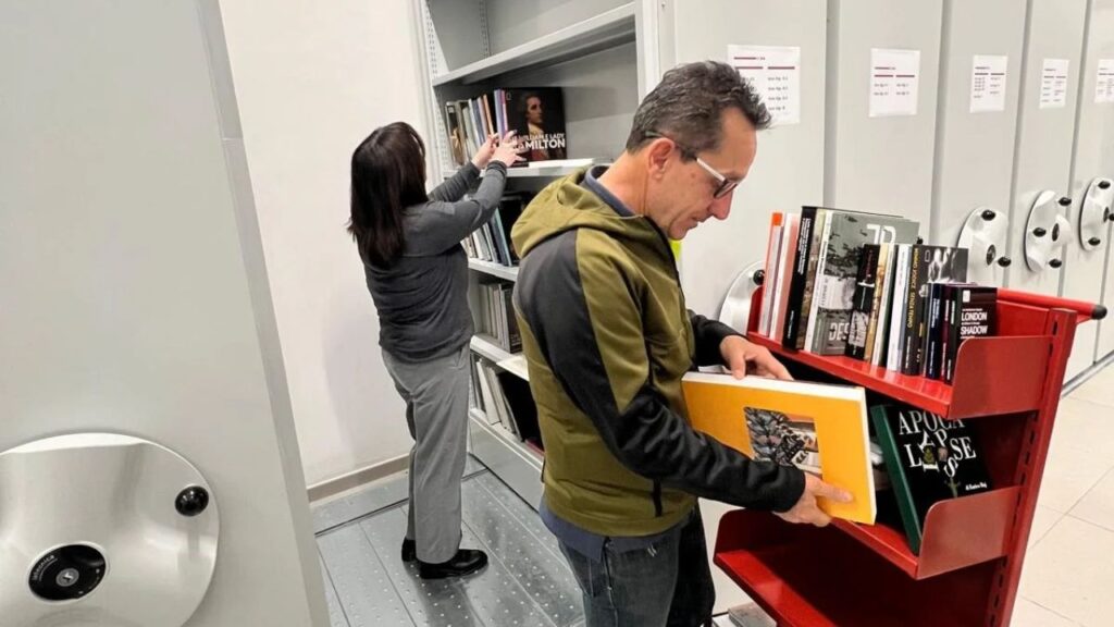 Un momento della catalogazione dei volumi donati alla Biblioteca umanistica Giorgio Aprea di Unicas da Gallerie d'Italia